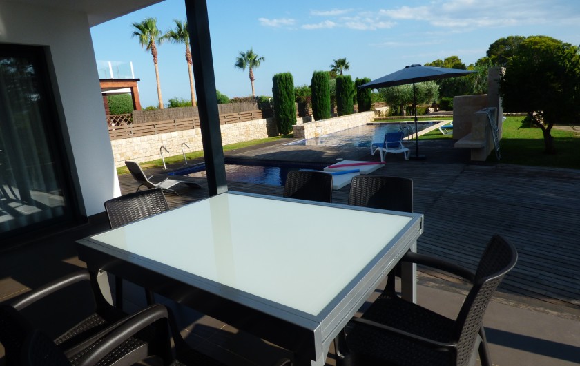 Location de vacances - Villa à El Perelló - Terrasse devant Piscine: table extensible et chaises