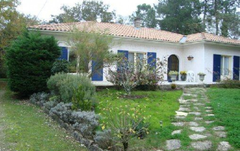 Location de vacances - Villa à Arcachon - façade sud avec terrasse