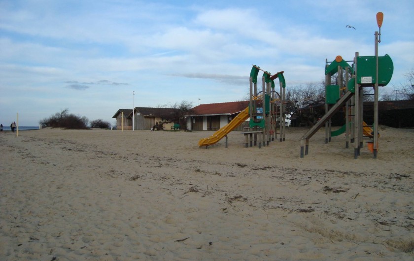 Location de vacances - Villa à Arcachon - cabanes et jeux pour enfants sur la plage de sable