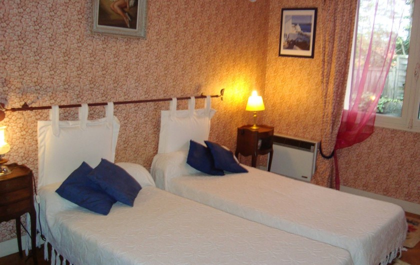 Location de vacances - Villa à Arcachon - chambre rose avec deux lits de 0.90 cm avec salle d'eau