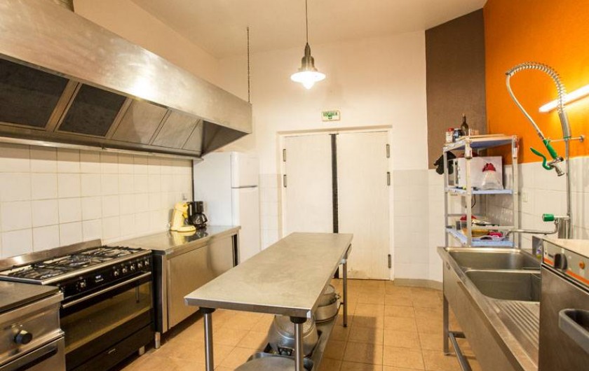 Location de vacances - Gîte à Castanet-le-Haut - la cuisine professionnelle de 25m²pour la location de 15 personnes