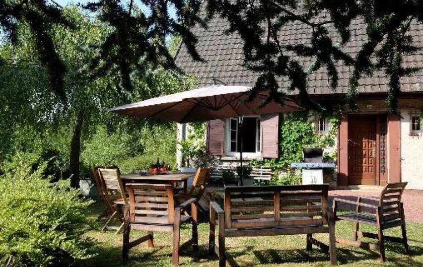 Location de vacances - Gîte à Autun - Espace repas Salon de jardin Transats et bains de soleil Table de ping-pong