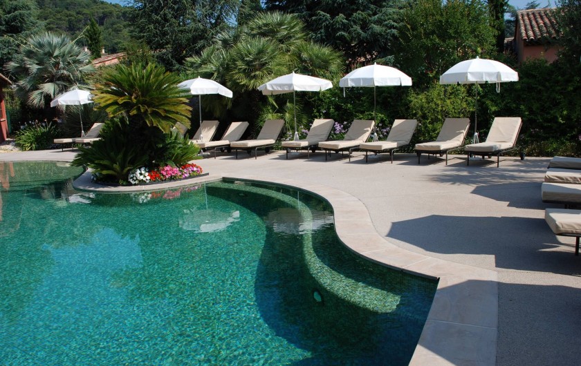 Location de vacances - Villa à Carros - Superbe piscine-lagon et sa banquette immergée