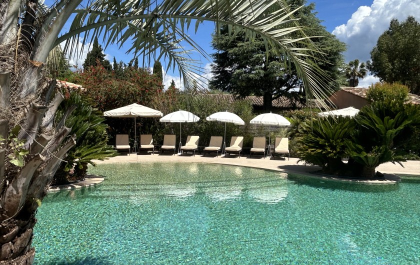 Location de vacances - Villa à Carros - Piscine-lagon avec plage en pente douce idéal pour les enfants