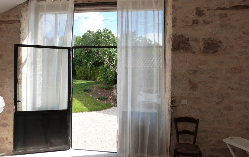 Location de vacances - Maison - Villa à Esclauzels - Vue sur la cour et jardin de la chambre La Forge
