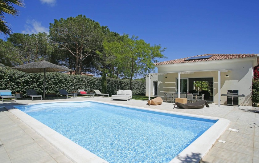 Location de vacances - Villa à Calvi - Piscine individuelle avec terrasse entièrement aménagée: sunbeds, parasol...