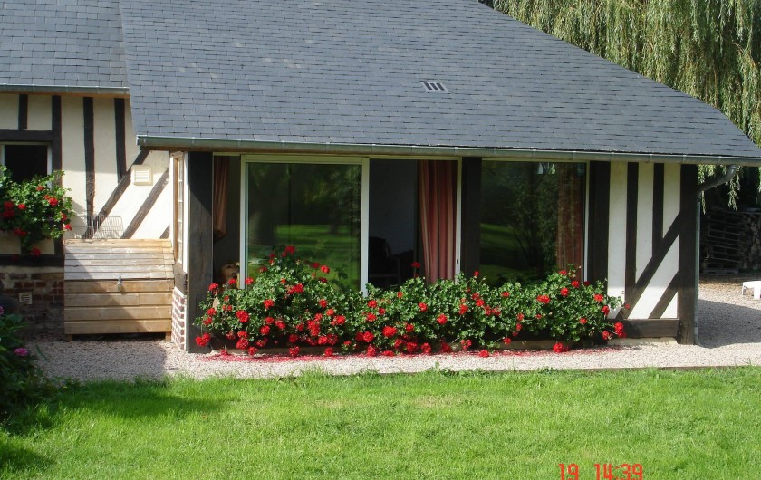 Location de vacances - Gîte à Tourgéville - vue côté jardin/parc(salon/SAM)