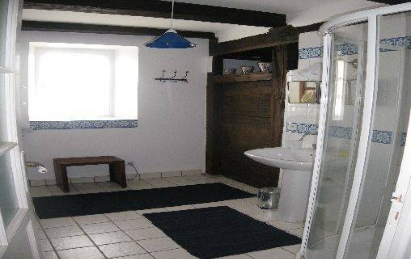 Location de vacances - Chambre d'hôtes à Marcolès - Salle d'eau-wc de la chambre du Peintre (Douche)