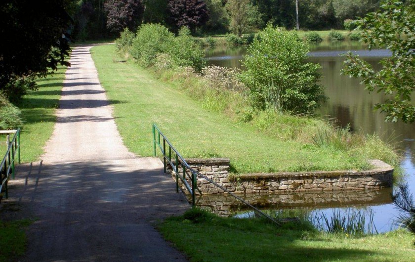 Location de vacances - Chalet à Miallet - le chemin de randonnée autour de l'étang