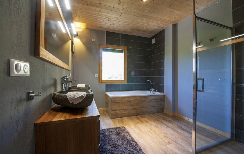 Location de vacances - Chalet à Muhlbach-sur-Munster - Chambre 2, salle de bain et douche à l'italienne, double vasque, wc séparé