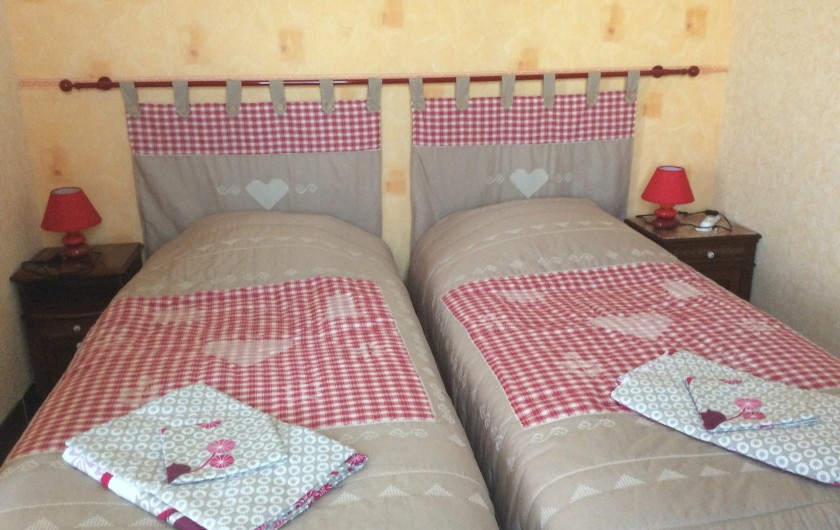 Location de vacances - Maison - Villa à Siorac-en-Périgord - chambre 2 lits de 90  avec dressing