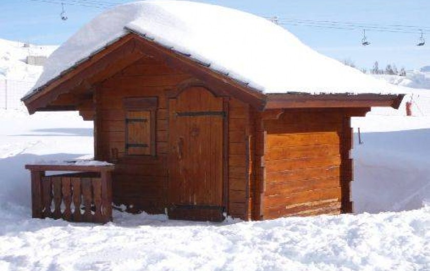 Location de vacances - Appartement à La Toussuire - petit chalet pour ranger le matériel de ski . A disposition chaises longues ,