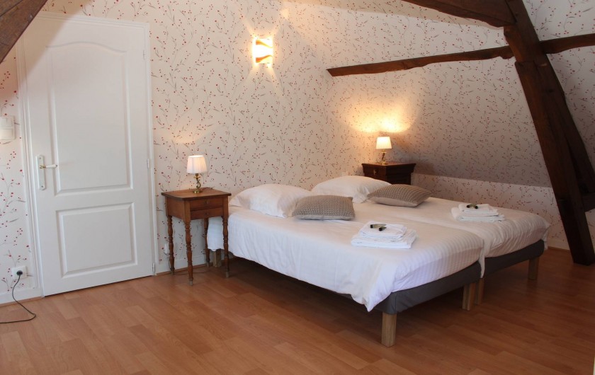 Location de vacances - Gîte à Varennes-Changy - Chambre 3 : 3 lits 90×200 modulables en 1 lit double + 1 lit simple Sdb et wc