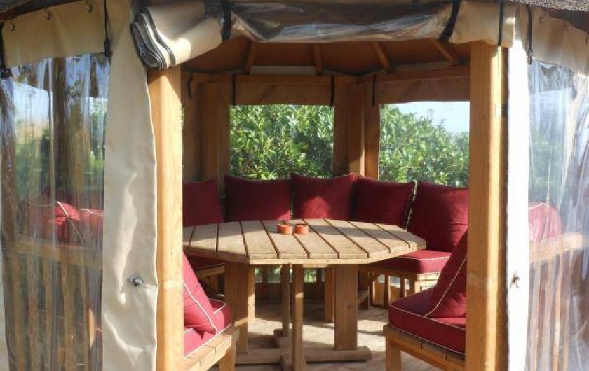Location de vacances - Gîte à Lherm - Un coin repas bien confortable dans la paillote