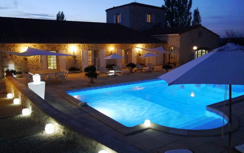 Location de vacances - Chambre d'hôtes à Pailloles - Vue d'ensemble et la piscine le soir