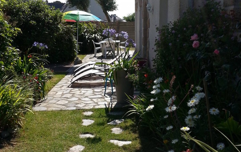 Location de vacances - Villa à Plougoulm - jardin et terrasse