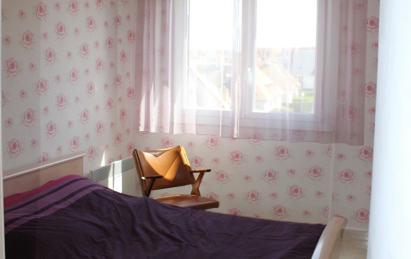 Location de vacances - Appartement à Courseulles-sur-Mer - Chambre pour 2 personnes avec armoire pour rangement