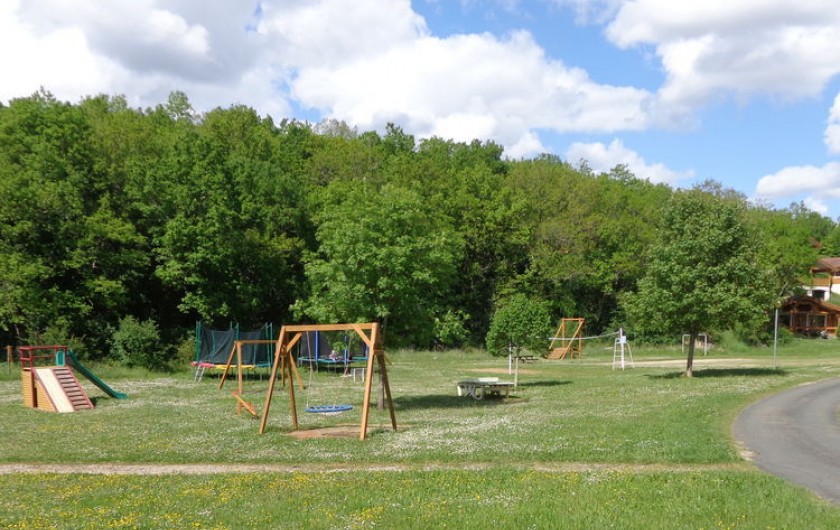 Location de vacances - Chalet à Mauroux - aire de jeu enfants à 100 m du chalet