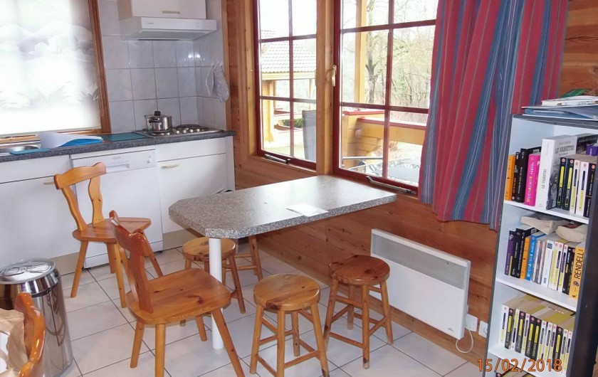 Location de vacances - Chalet à Mauroux - cuisine avec table et bibliothèque