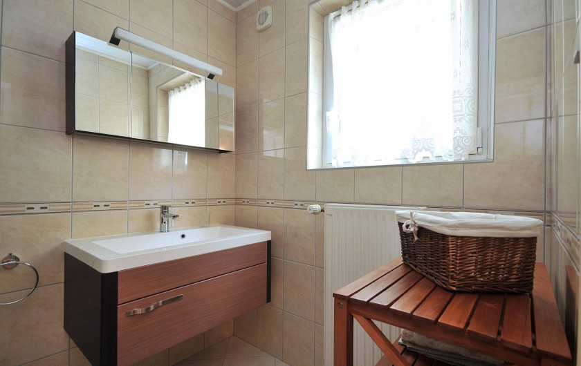 Location de vacances - Appartement à Haegen - salle de bain lavabo