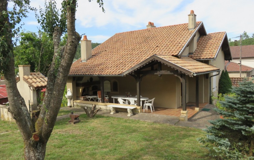 Location de vacances - Gîte à Saint-Remy-la-Calonne - Vue du jardin sur la terrasse et la maison