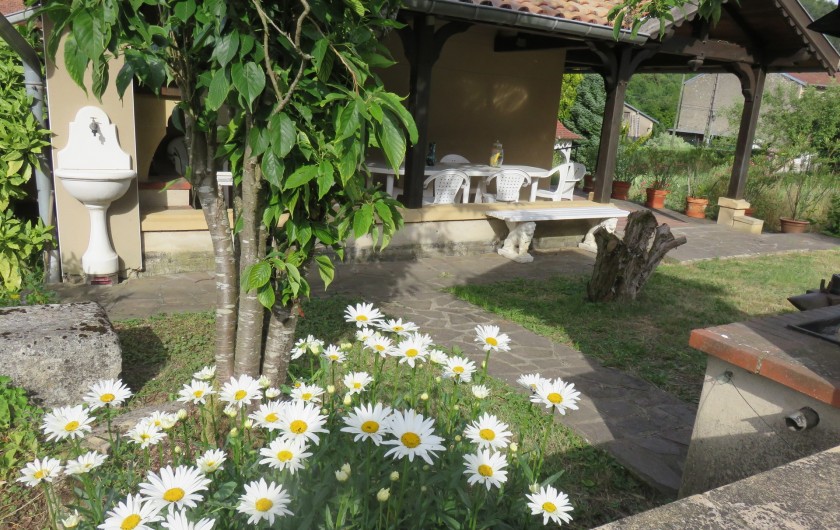 Location de vacances - Gîte à Saint-Remy-la-Calonne - Vue du jardin sur la terrasse