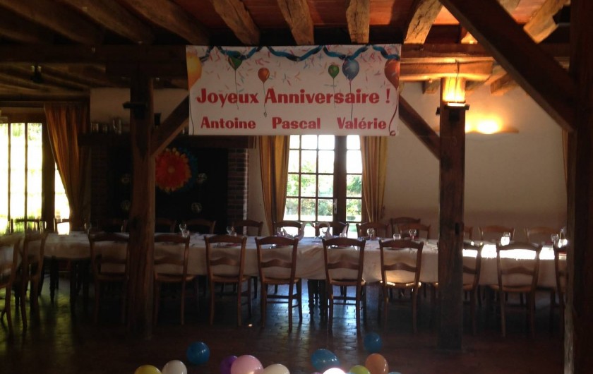 Location de vacances - Chambre d'hôtes à Champignelles - Triplé d'anniversaires  dans la salle de réception