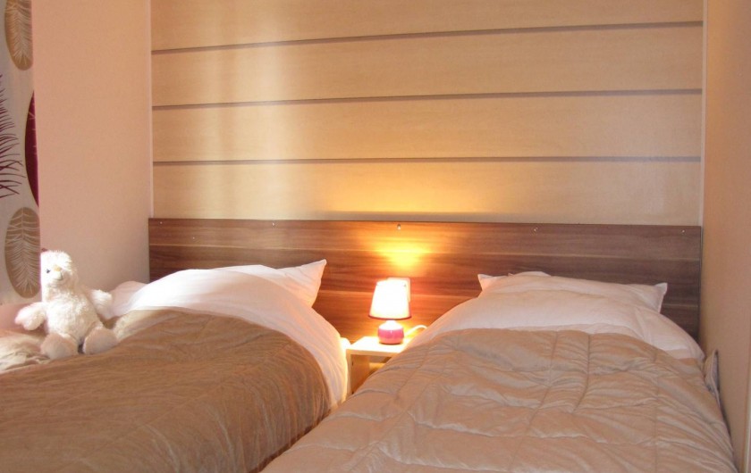 Location de vacances - Camping à Onzain - petite chambre avec lits jumeaux (possibilité de les rassembler)