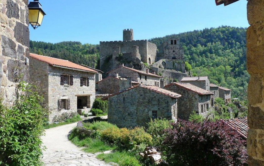 Location de vacances - Chalet à Boisset - Village et château de Chalencon