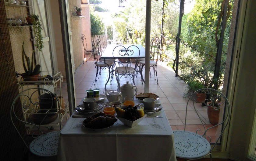 Location de vacances - Chambre d'hôtes à Saint-Raphaël - petit déjeuner servi dans véranda ou terrasse selon météo