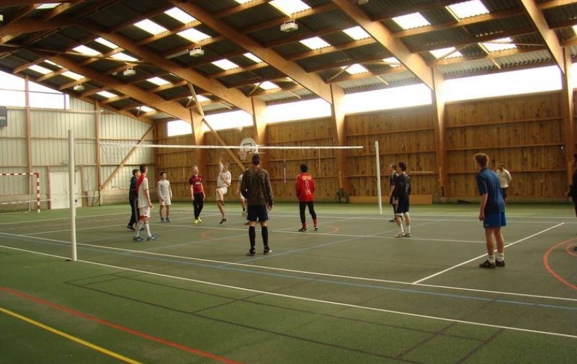Equipe de Volley sur place dans le gymnase du Clos Malpré