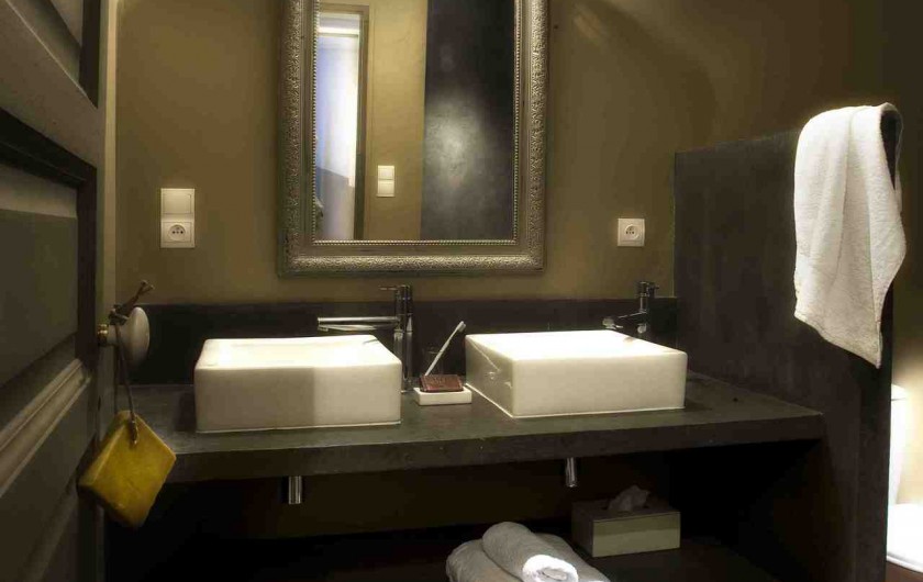 Location de vacances - Chambre d'hôtes à Riez - salle de bain suite familiale avec une grande douche a l'italienne en béton cire