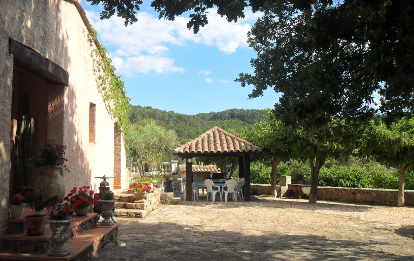 Location de vacances - Villa à Cabasse - table extérieur au bord de la piscine
