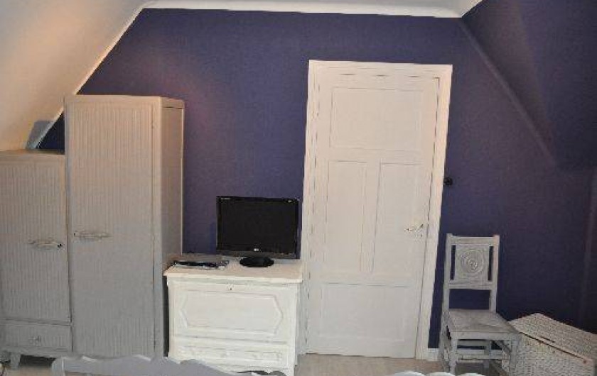 Location de vacances - Gîte à Penvénan - Chambre 2 avec son armoire et sa télé avec une playstation et ses jeux.
