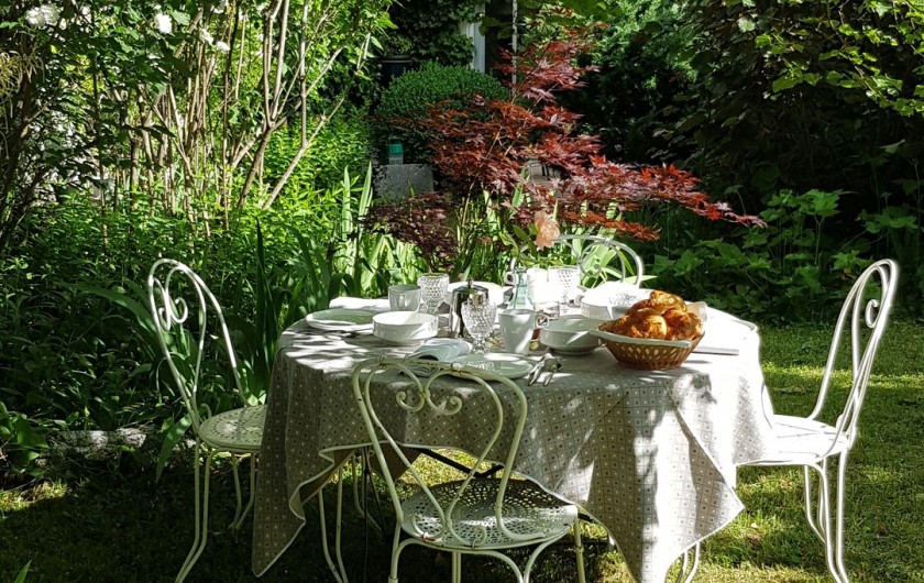 Location de vacances - Maison - Villa à Villard-de-Lans - Ambiance petit déjeuner - jardin 1