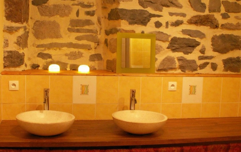 Location de vacances - Gîte à Moudeyres - Belle salle de bains joliement mise en scène