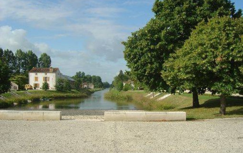 Location de vacances - Gîte à Bouillé-Courdault - Le canal de Courdault