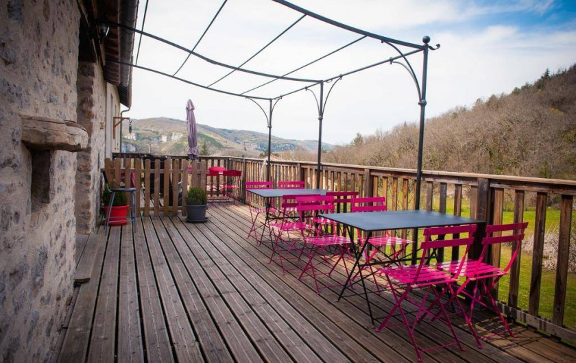 Location de vacances - Chambre d'hôtes à Tour-de-Faure - Terrasse du petit déjeuner (en été)