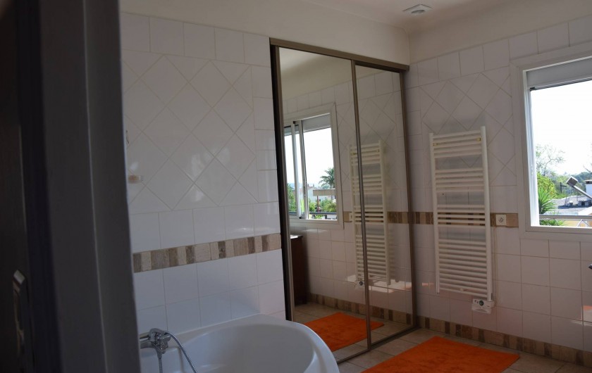 Location de vacances - Villa à Antibes - grande salle de bains de l'étage  avec vue sur mer