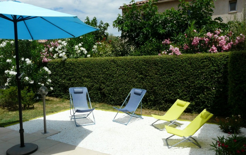 Location de vacances - Villa à Vaison-la-Romaine - les bains de soleil pliables peuvent être utilisés à la piscine