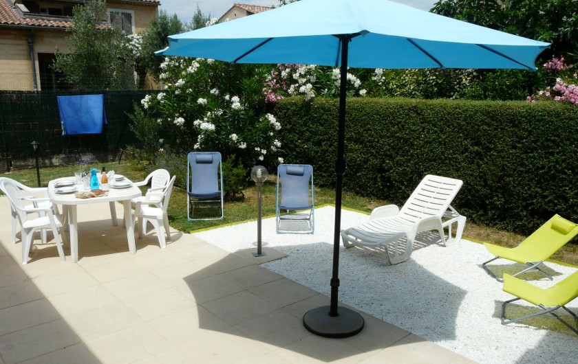 Location de vacances - Villa à Vaison-la-Romaine - autre vue de la terrasse et son mobilier de jardin