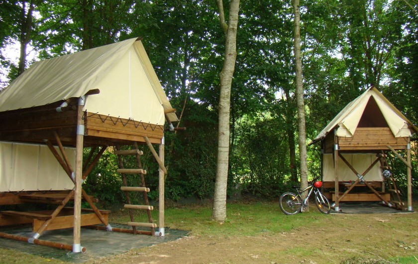 Location de vacances - Chalet à Villiers-Charlemagne - Les deux cabanes sur pilotis installées au camping