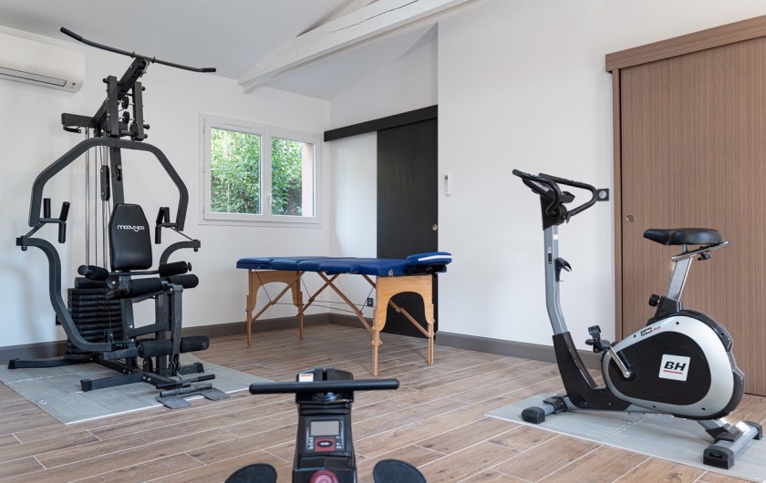Location de vacances - Gîte à Pernes-les-Fontaines - Salle de sport : banc de musculation, vélo, rameur, table de massage shiatsu...