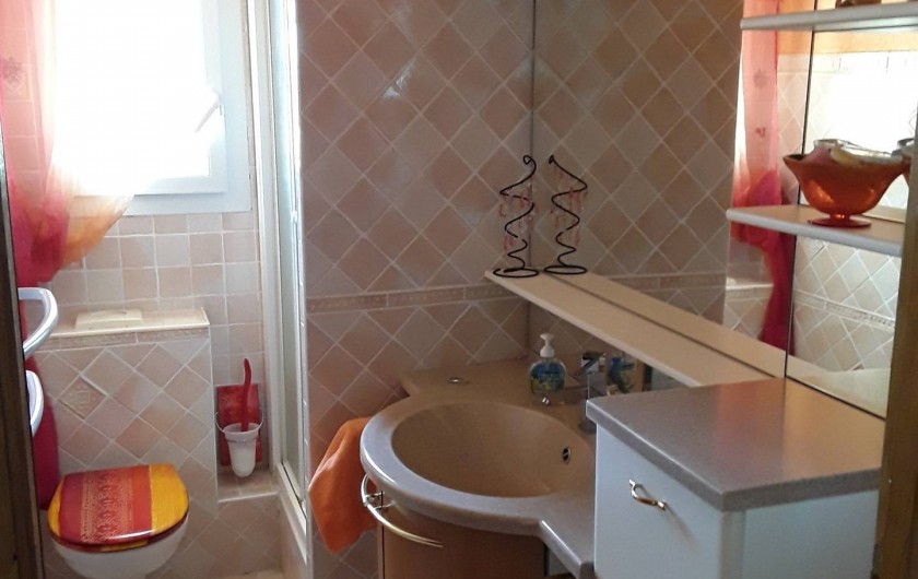 Location de vacances - Villa à Saint-Martin-de-Valgalgues - Salle de douche / wc à l'étage. Photos  salle de douche principale à venir.