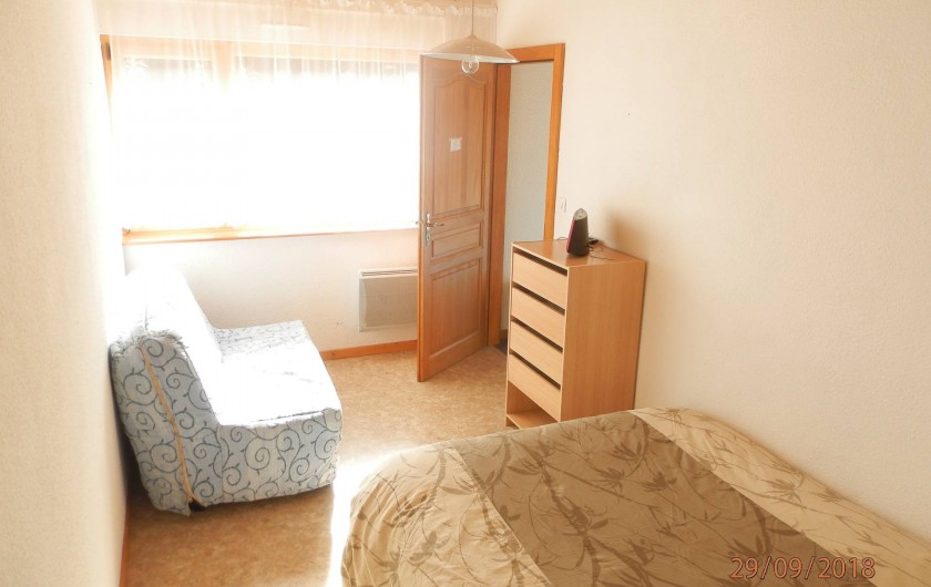 Location de vacances - Appartement à Orbey - chambre avec le lit 140/190 et le clic clac