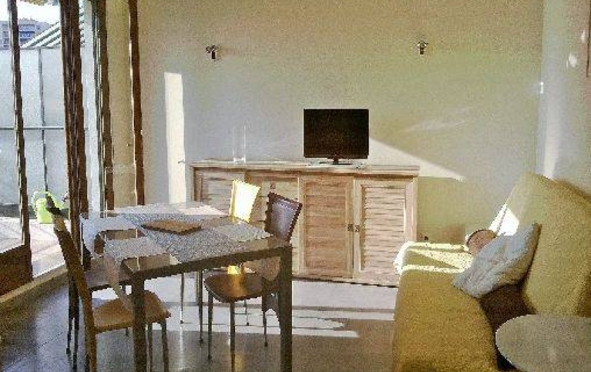 Location de vacances - Appartement à Nice - séjour avec wifi, climatisation, canapé-lit pour 2 (bon couchage)