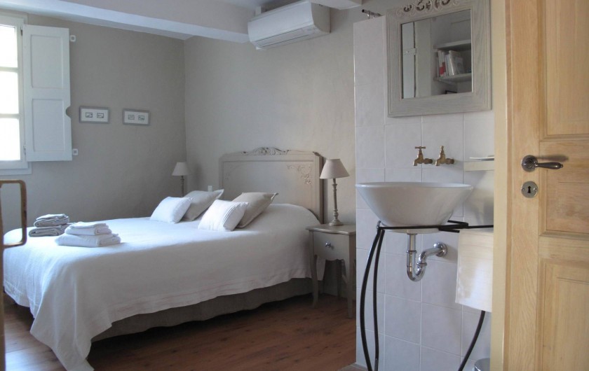 Location de vacances - Chambre d'hôtes à Loriol-du-Comtat - "Les Dentelles", chambre pour 2 adultes avec douche et toilettes séparés.