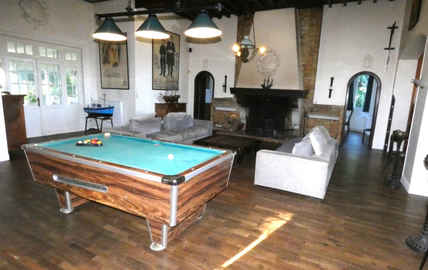 Location de vacances - Villa à Quiberville - Coin salon avec cheminée et billard américain