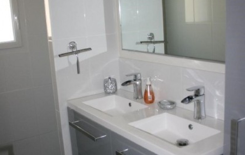 Location de vacances - Villa à La Palmyre - Salle de bain lavabo double-vasques robinets fontaine