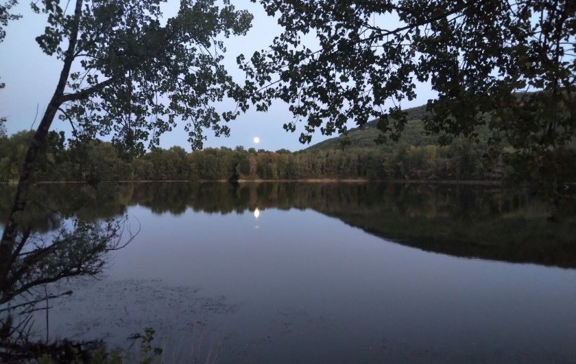 Location de vacances - Chalet à Vayrac - levé de lune sur le lac